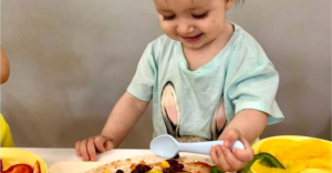 Nasi podopieczni gotujący podczas meksykańskiego tygodnia - żłobek montessori warszawa